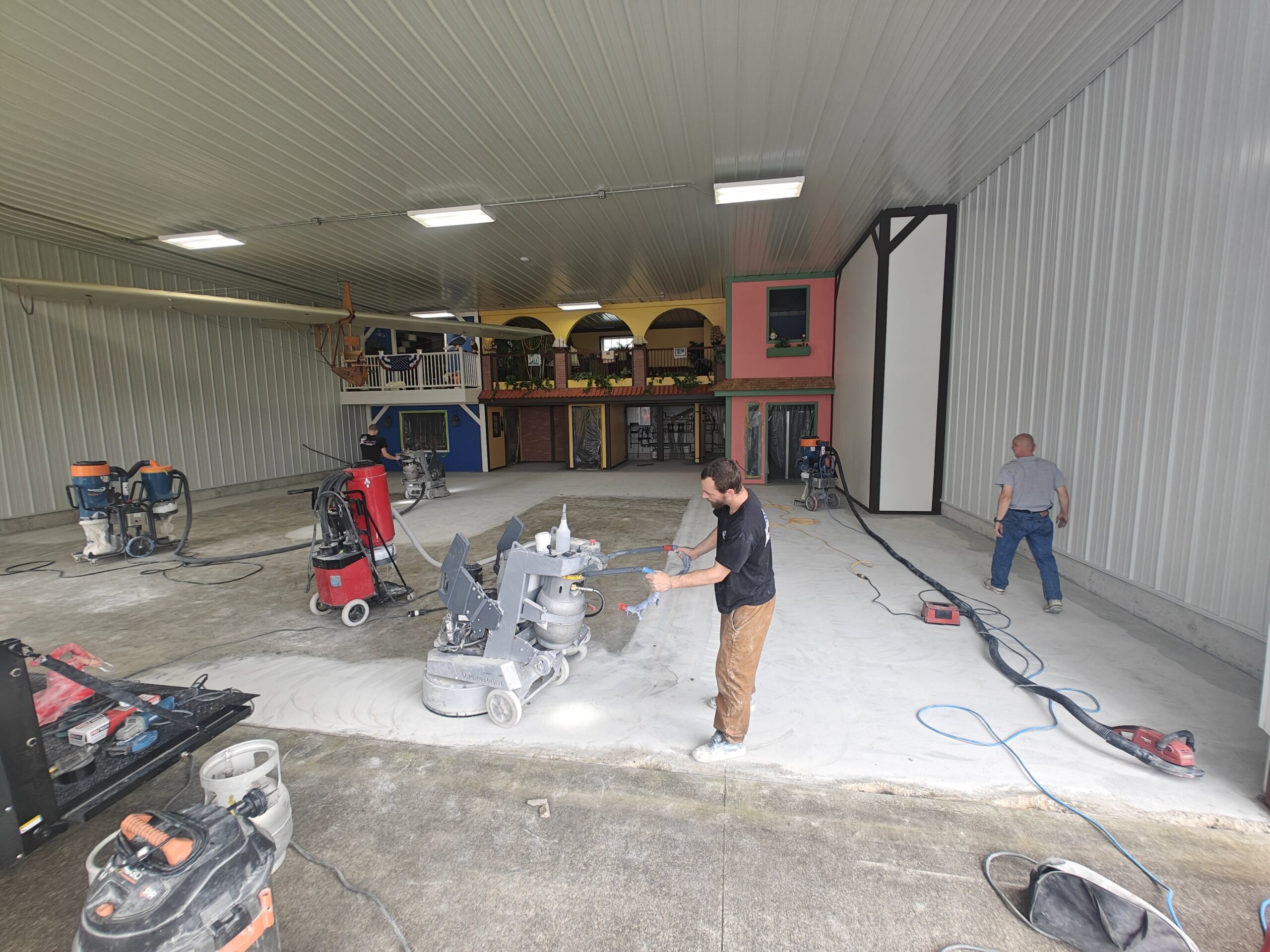 2400 sq ft of a two color flake in this hangar in North Hampton, NH-min